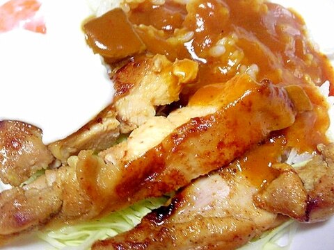 タンドリーチキン風に焼いた鶏肉を添えたカレー